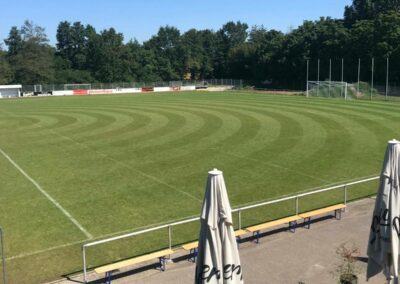 Photo du terrain de football de Diersheim tondu en cercles par Votravo, spécialiste de l'entretien de jardins et espaces verts à Gambsheim, Haguenau, Strasbourg